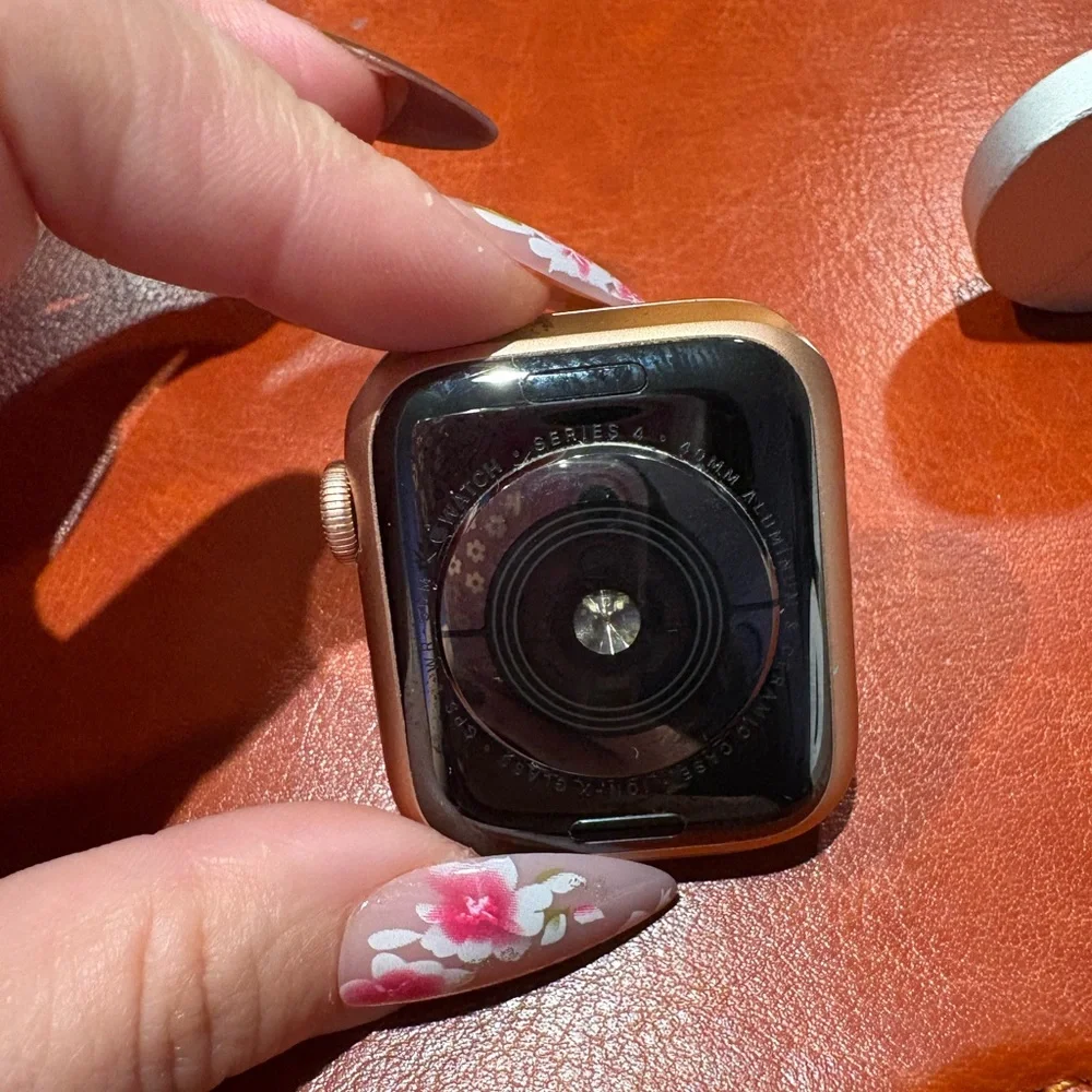 2 Apple Watches Pink & Black Series 4 🩷🖤